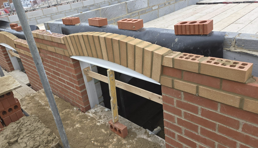 Feature brick arch with temporary support